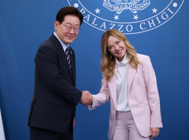 이재명 대통령과 조르자 멜로니 이탈리아 총리가 12일현지시간 이탈리아 로마 총리영빈관에서 열린 MOU 체결식에 앞서 악수하고 있다 사진연합뉴스