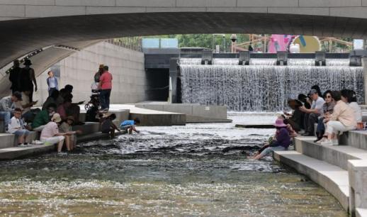 Weather Forecast: Highs Reach 32 Degrees Amid Continued Warm Weather