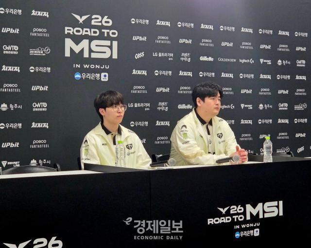 젠지의 유상욱 감독오른쪽과 기인 김기인 선수왼쪽가 경기 이후 인터뷰를 준비하고 있다 사진류청빛 기자