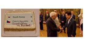 President Lee Receives Cake Celebrating Koreas World Cup Victory Ahead of Vatican Visit