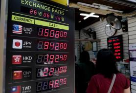 Currency Shock Leads to 160 Billion Won Loss for Three Banks in Six Months