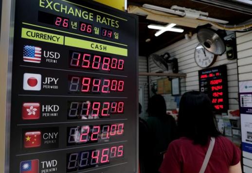 Currency Shock Leads to 160 Billion Won Loss for Three Banks in Six Months