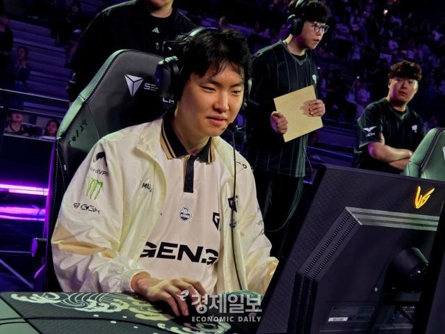 젠지의 쵸비 정지훈 선수가 경기 시작 전 장비를 점검하고 있다 사진류청빛 기자