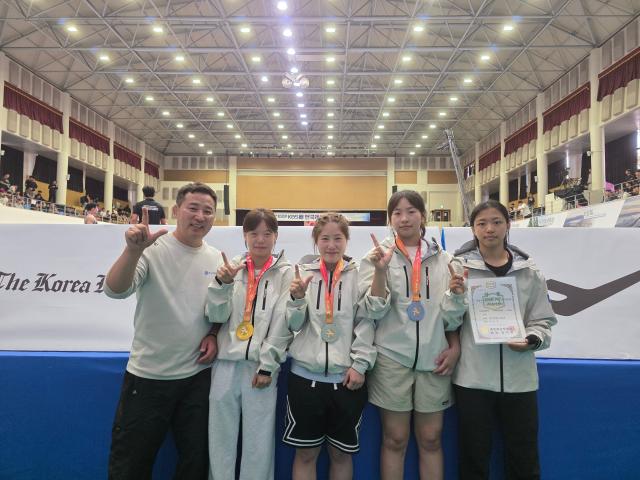 왼쪽부터 김은유 감독 김진희 조은소 최규희 오은혜 선수 사진GH