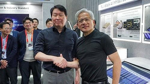 SK Group Chairman Chey Tae-won L and Nvidia CEO Jensen Huang pose for a photo at the SK hynix booth during Computex 2026 in Taipei Taiwan on June 2 2026 Yonhap