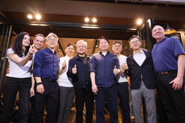 On the evening of June 7, SK Group Chairman Chey Tae-won, NVIDIA CEO Jensen Huang, and executives from both companies dined together at a chicken restaurant in Samsung-dong, Seoul.
