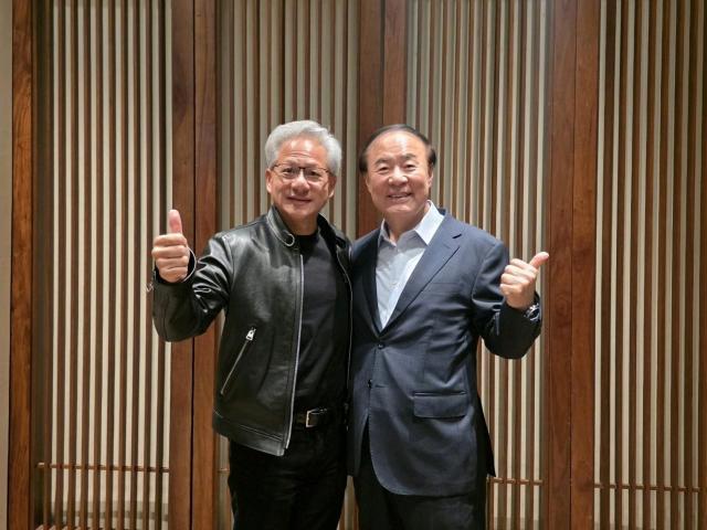 Jensen Huang gặp lãnh đạo Samsung Electronics

CEO Nvidia Jensen Huang và Phó Chủ tịch Samsung Electronics Jun Young-hyun đã có cuộc gặp tại khách sạn Shilla ở quận Jung Seoul ngày 86 để thảo luận về việc cung cấp các thế hệ bộ nhớ băng thông cao HBM mới như HBM4E và HBM5 Ảnh Samsung Electronics