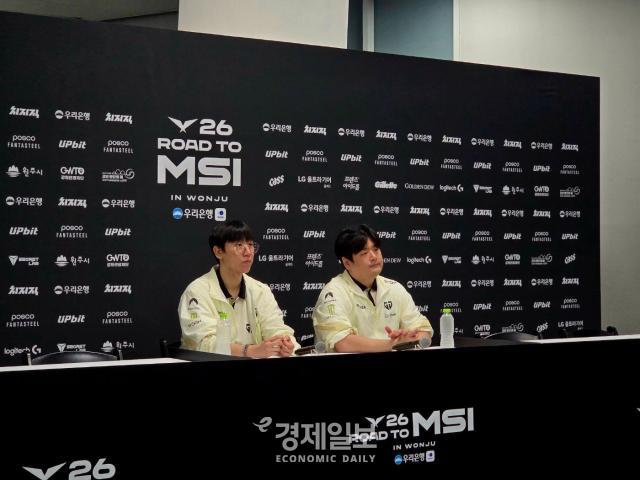 젠지의 룰러 박재혁 선수왼쪽과 유상욱 감독오른쪽이 경기 종료 후 인터뷰를 준비하고 있다 사진류청빛 기자