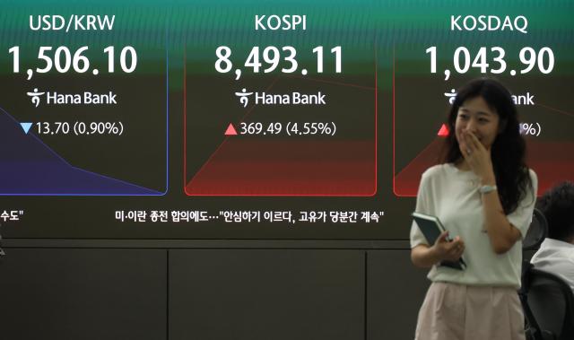 KOSPI重返8500点