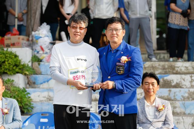 송영호 울릉교육지원청 행정지원과장왼쪽이 지난 14일 열린 독도지키기 울릉도 전국마라톤대회에서 대회 발전과 독도 수호 의식 확산에 기여한 공로로 울릉로타리클럽으로부터 감사패를 전달받고 있다사진안경호 기자