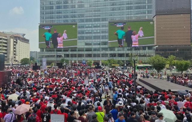 종로구는 광화문스퀘어 KT WEST 전광판을 활용해 2026 북중미 월드컵 한국 대표팀 경기를 실시간 생중계한다 사진종로구