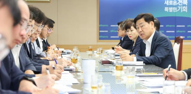 감관영 전북특별자치도지사맨 오른쪽가 15일 간부회의에서 발언을 하고 있다사진전북특별자치도
