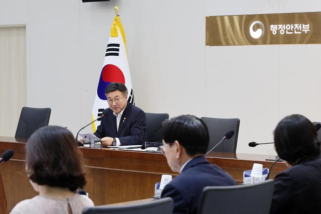 윤호중 행정안전부 장관이 15일 오전 정부세종청사에서 열린 전남 · 광주 통합특별시 출범준비 종합점검회의에서 모두발언을 하고 있다 사진행정안전부