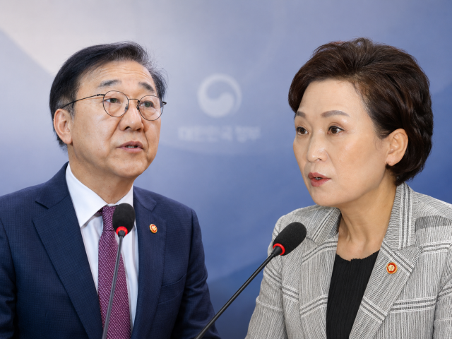 왼쪽부터 김윤덕 국토교통부 장관과 김현미 전 장관 사진연합뉴스 ChatGPT