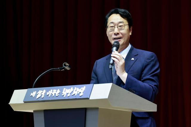 정명근 화성특례시장이 화성미래비전위원회 발대식에서 시민 중심의 미래 비전과 시정 운영 방향을 설명하고 있다 사진화성시