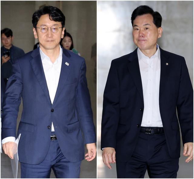 천준호 더불어민주당 원내운영수석부대표왼쪽와 김승수 국민의힘 원내운영수석부대표 내정자가 12일 국회 운영위원장실에서 회동하기 위해 이동하고 있다 사진연합뉴스