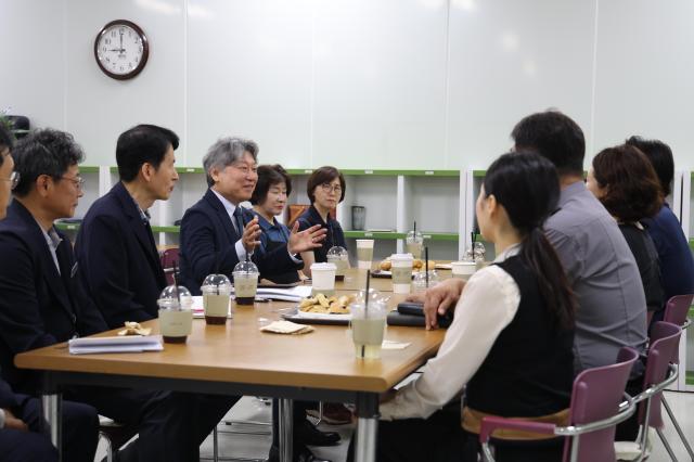 지난 12일 유정훈 한국도로공사 사장왼쪽에서 세 번쨰이 시설관리 자회사를 방문해 현장 직원들과 간담회를 하고 있다 사진한국도로공사