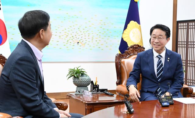 Choi Jung-sik, Speaker of the National Assembly, speaks with Koo Yoon-cheol, Deputy Prime Minister and Minister of Economy and Finance, on June 15.