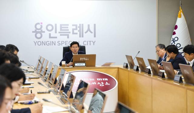 이상일 시장이 간부회의를 주재하고 있다사진용인시