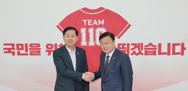 Jung Jeom-sik, Floor Leader of the People Power Party, shakes hands with Deputy Prime Minister Koo Yun-cheol during their meeting at the National Assembly on June 15, 2026.
