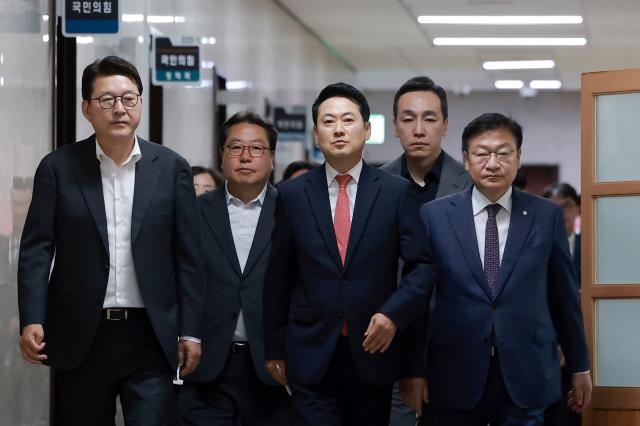 People Power Party leader Jang Dong-hyuk (center front) and floor leader Jeong Jeom-sik (right front) attend an emergency Supreme Council meeting at the National Assembly on June 15.