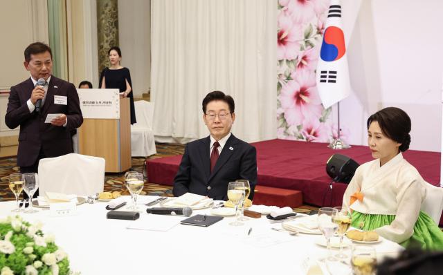 이재명 대통령이 15일현지시간 로마 한 호텔에서 열린 동포 간담회에서 박용주 한인회장의 환영사를 듣고 있다 사진연합뉴스