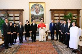 President Lee Exchanges Gifts with Pope Leo XIV