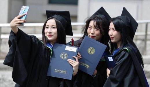 [데스크칼럼] AI 시대, 대학 졸업장은 아직도 밥벌이를 보장하는가