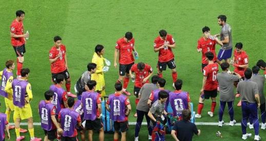 [북중미 월드컵] 수분 보충 이라더니…월드컵 광고에 축구 팬들 뿔났다 