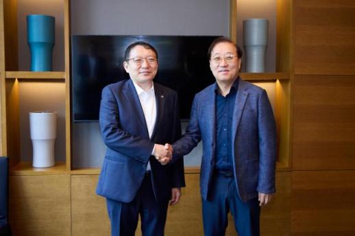 윤호영 카카오뱅크 대표, 몽골 중앙은행 총재 회동…글로벌 확장 속도