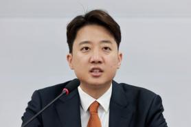 Lee Jun-seok Criticizes Jang Dong-hyuks Call for Reelection