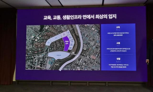 DL E&C explains the location of Mokdong Complex 6 at the promotional center. [Photo: Lee Eun-byeol]