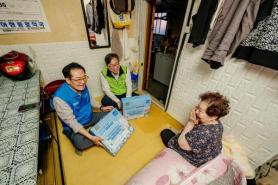 Woori Financial Group Supports Vulnerable Households with Cooling Supplies