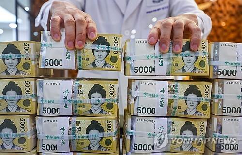 This undated photo shows an employee organizing stacks of 50000-won banknotes at Hana Bank’s Anti-Counterfeiting Center in Seoul Yonhap