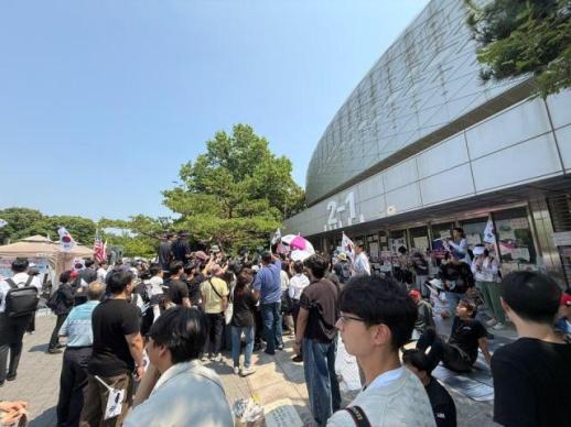 Police withdraw after forced entry to Jamsil vote venue fail 