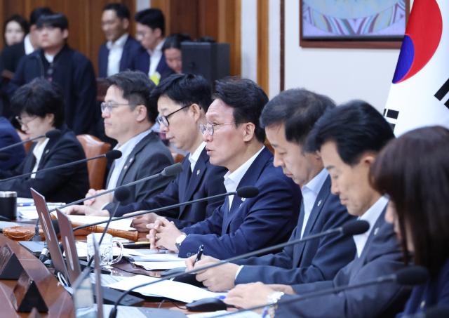 김민석 국무총리가 16일 서울 종로구 정부서울청사에서 열린 국무회의 겸 비상경제본부회의에 참석 발언하고 있다 사진연합뉴스