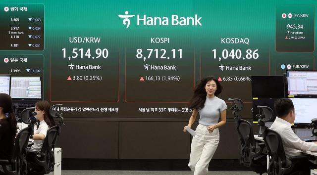 16일 서울 중구 하나은행 딜링룸 현황판에 코스피 지수와 코스닥 지수가 표시되어 있다 이날 코스피는 전 거래일 대비 15057포인트176 상승한 869655에 코스닥 지수는 497포인트048 오른 1039로 장을 출발했다 사진연합뉴스