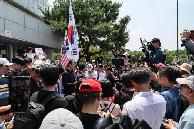 PPP head Jang Dong-hyeok is surrounded by reporters after he arrived at the Olympic Park where protests against shortage of ballots on June 3 local elections have sealed out workers from the building for 12 days AJP Yoo Na-hyun 