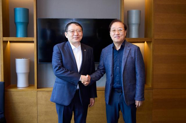카카오뱅크가 지난 15일 몽골 중앙은행 총재와 몽골 MCS그룹 관계자들을 만나 디지털 금융 혁신 협력 방안을 논의했다 사진카카오뱅크
