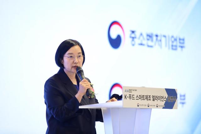 한성숙 중소벤처기업부 장관이 지난 10일 서울시 강남구 코엑스에서 열린  K-푸드 스마트제조 얼라이언스 출범식에서 인사말을 하고 있다 사진중소벤처기업부