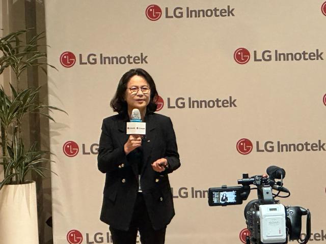 황정호 LG이노텍 패키지솔루션사업부장전무이 지난 16일 서울 강서구 마곡 본사에서 열린 미디어 테크 데이에서 발표하고 있다 사진박진영 기자