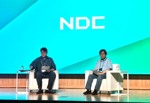 16일 오후 경기 성남시 판교 경기창조경제혁신센터에서 열린 넥슨 개발자 콘퍼런스 2026NDC에서 오후 세션을 진행 중인 박용현 넥슨게임즈 대표오른쪽와 이경혁 게임제너레이션 편집장왼쪽 사진안신혜 기자