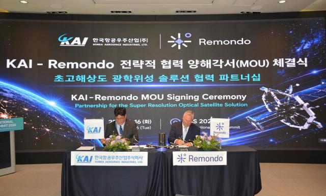 MOU 체결 기념사진왼쪽부터 KAI 우주사업본부 서현석 본부장 레몬도 미국지사 Jim Beckley 대표
