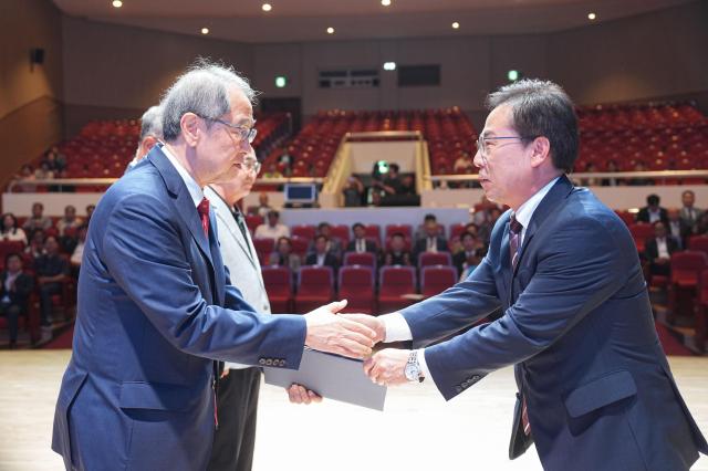 강삼영 강원특별자치도교육감 당선인이 인수위 자문위원에게 위촉장을 수여하고 있다 사진강삼영 인수위