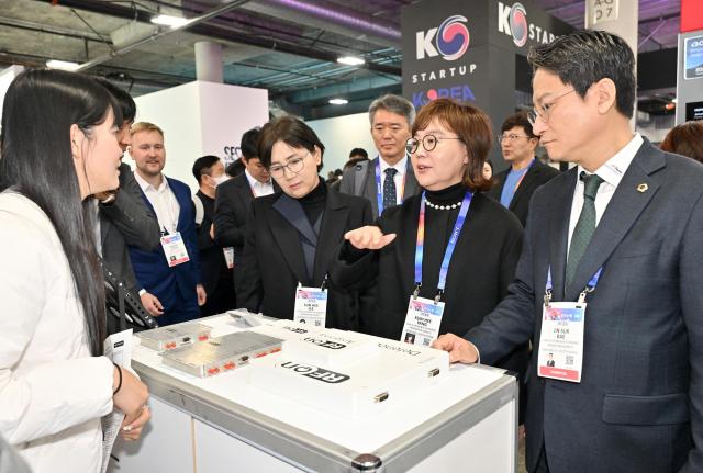 양금희 경북도 경제부지사 2025 CES 경북 참가 기업 부스 방문 장면 사진경상북도