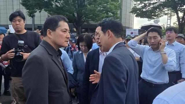 Jang Dong-hyuk, leader of the People Power Party, discusses the situation with lawmakers at the handball arena used as the Jamshil counting center on June 16.