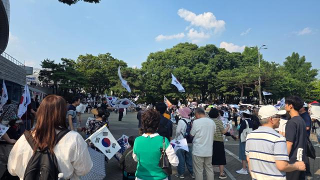 Protesters at the Jamshil counting center on June 16 chant slogans calling for a re-election and express their grievances against alleged electoral fraud.