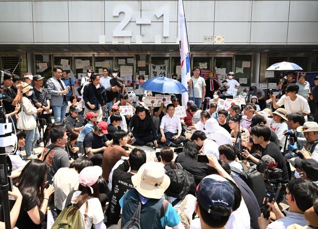 地方选举选票不足事件抗议示威持续进行
