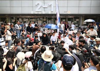 地方选举选票不足事件抗议示威持续进行