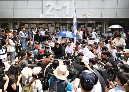 地方选举选票不足事件抗议示威持续进行
